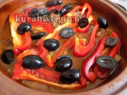 Говядина тушеная с овощами и копчёными колбасками 