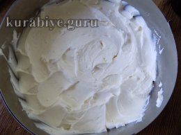 Шоколадный торт с клубникой