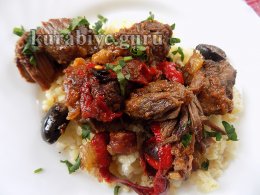 Говядина тушеная с овощами и копчёными колбасками 