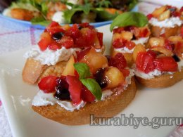Кростини с клубникой и нектарином 