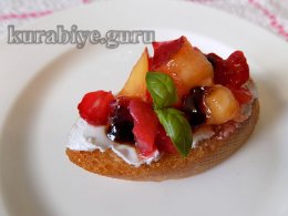 Кростини с клубникой и нектарином 