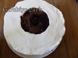 Шоколадный торт с клубникой