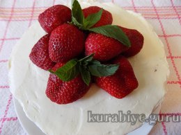 Шоколадный торт с клубникой