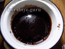 Шоколадный пляцок с клубникой