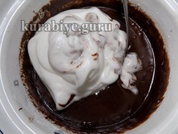 Шоколадный пляцок с клубникой