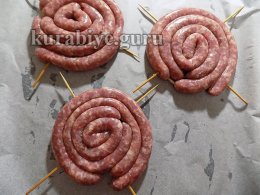 Тёплый салат с булгуром и колбасками гриль