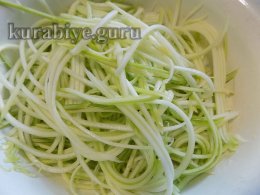 Куриная котлета со спагетти из цуккини 