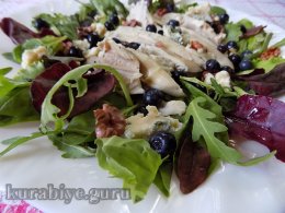 Куриный салат с черникой и голубым сыром