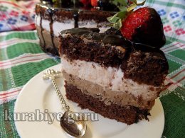 Шоколадный пляцок с клубникой