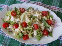 Тёплый салат с булгуром и колбасками гриль
