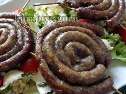 Тёплый салат с булгуром и колбасками гриль