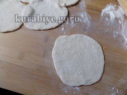 Раскатываем из теста тонкие лепёшки
