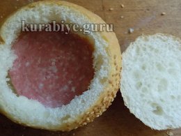 Укладываем ломтики колбасы