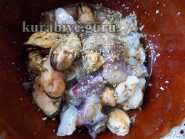 Салат с морепродуктами и диким рисом