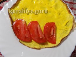 Куриный салат с овощами в омлете