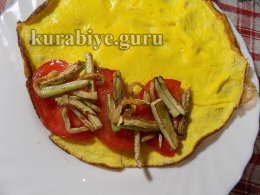 Куриный салат с овощами в омлете