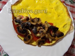 Куриный салат с овощами в омлете