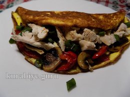 Курячий салат з овочами в омлеті