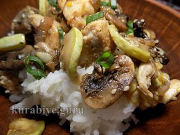 Курица жареная с кабачками и грибами