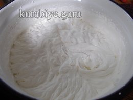 Шоколадный торт с клубникой