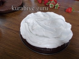 Шоколадный торт с клубникой