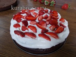 Шоколадный торт с клубникой