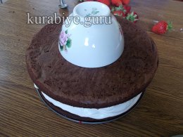Шоколадный торт с клубникой