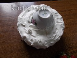 Шоколадный торт с клубникой