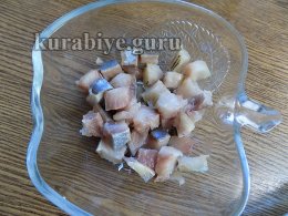 На дно выкладываем кусочки сельди