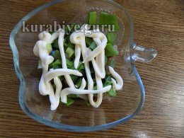 Сверху посыпаем зелёным луком и смазываем майонезом