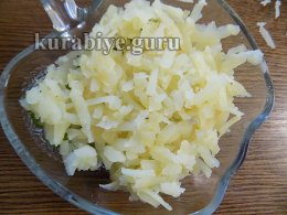 Натираем слой картофеля