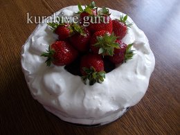 Шоколадный торт с клубникой