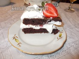 Шоколадный торт с клубникой