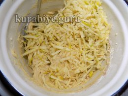 Кекс медовый с айвой