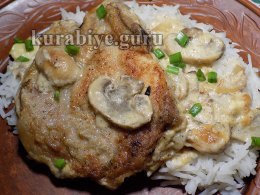 Свиняча котлета з грибами у сирному соусі