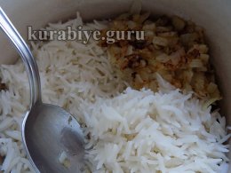 Запеканка из риса с кабачком и жареной скумбрией