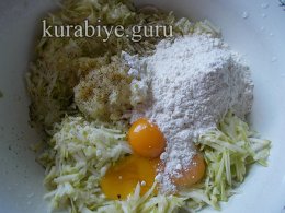 Кабачковий рулет із сирною начинкою