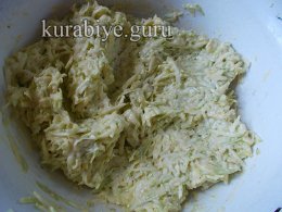 Кабачковий рулет із сирною начинкою