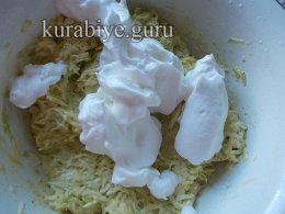 Кабачковий рулет із сирною начинкою