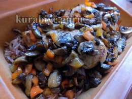Куриная грудка в сливочном соусе с красным рисом