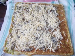 Закусочний рулет із кабачків з грибами