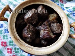 Обжариваем кусочки говядины