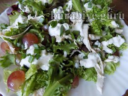 Куриный салат с виноградом и голубым сыром