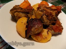 Тушеная говядина с овощами и зелёным горошком