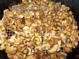 Курица под грибным соусом