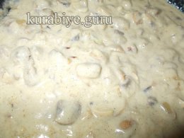 Курица под грибным соусом