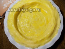 Из пюре делаем глубокую тарелку с бортиками
