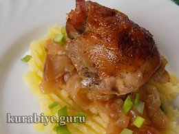 Курица тушеная с яблоками и луком