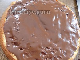 Пропитываем коржи шоколадной пропиткой