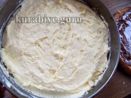 Выкладываем крем на нижний корж